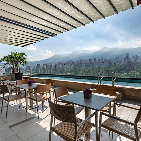 Hotel York Luxury Suites Medellin By Preferred Medellín Exterior foto The rooftop pool at the hotel