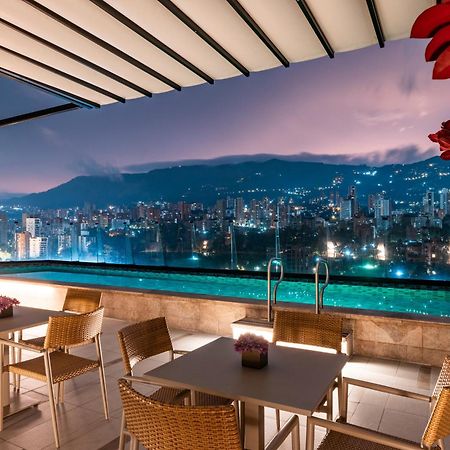Hotel York Luxury Suites Medellin By Preferred Medellín Exterior foto The rooftop pool at the hotel