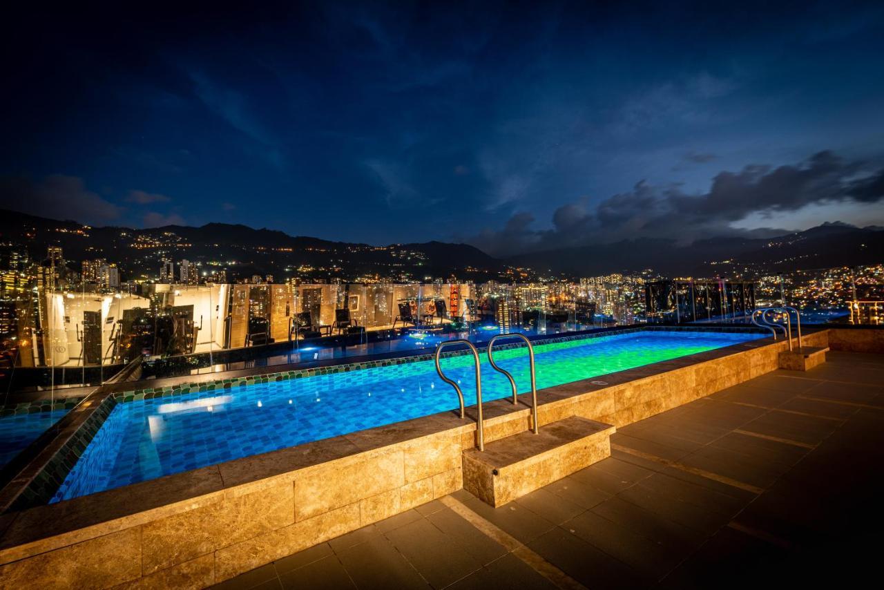 Hotel York Luxury Suites Medellin By Preferred Medellín Exterior foto The pool at the hotel