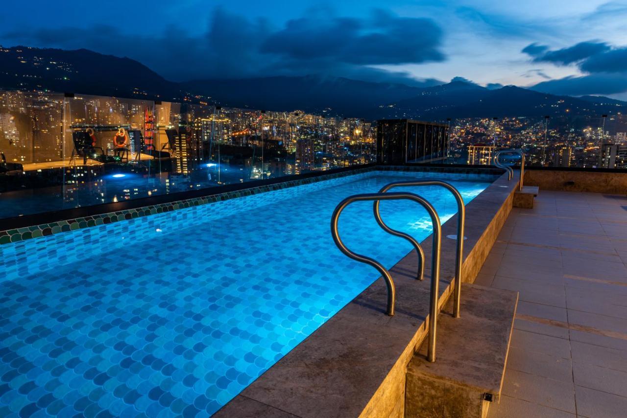Hotel York Luxury Suites Medellin By Preferred Medellín Exterior foto Infinity pool at the top of the hotel