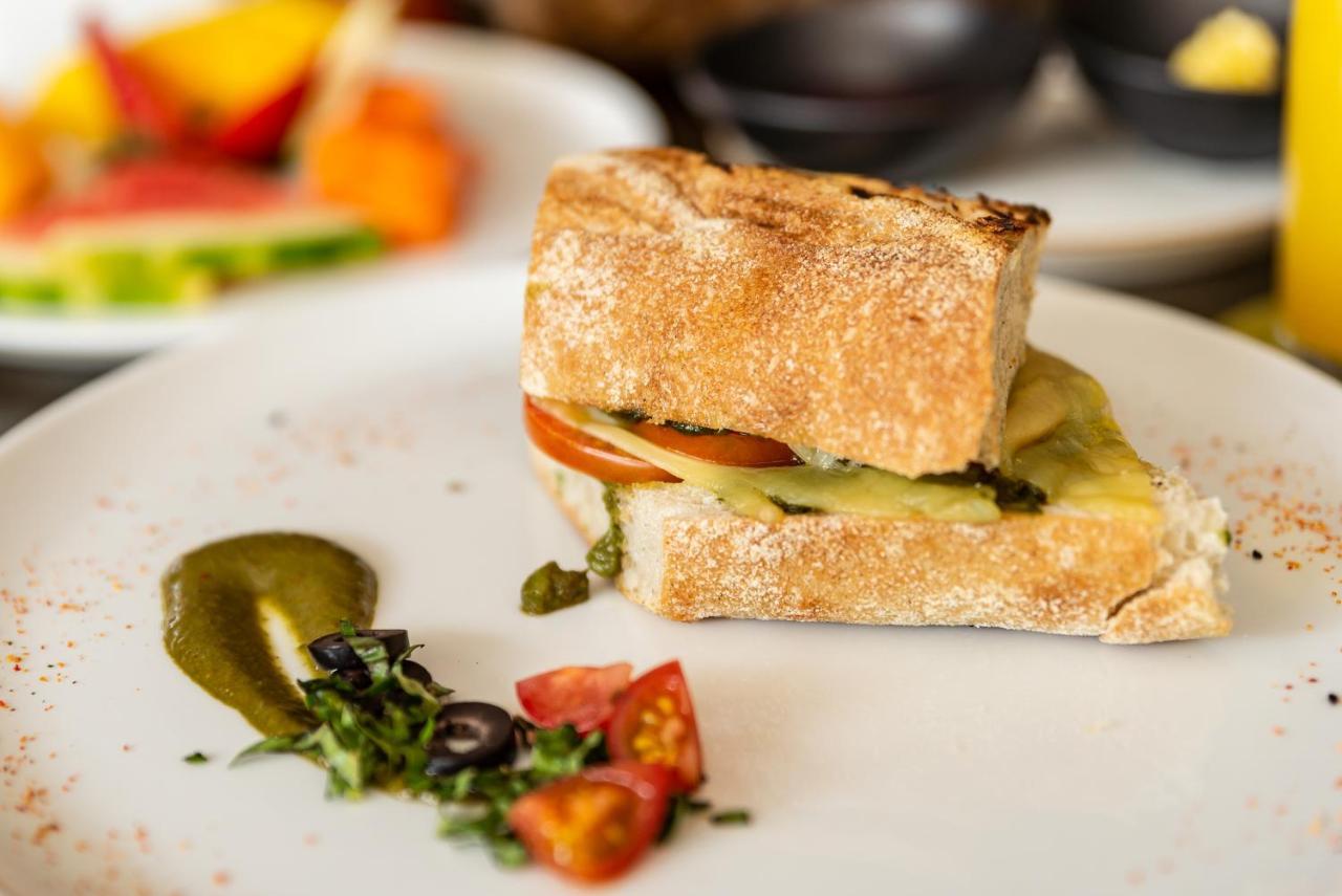 Hotel York Luxury Suites Medellin By Preferred Medellín Exterior foto A quiche with a crust of bread