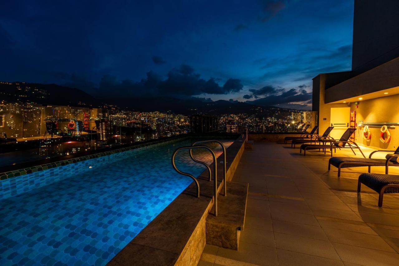 Hotel York Luxury Suites Medellin By Preferred Medellín Exterior foto Rooftop pool at the Hotel