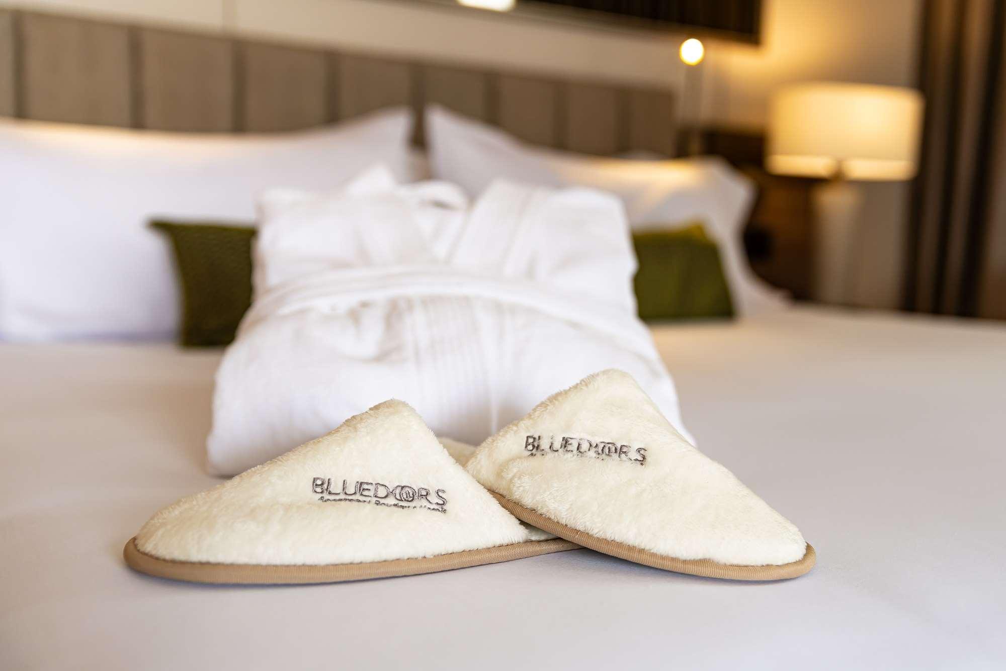 Hotel York Luxury Suites Medellin By Preferred Medellín Exterior foto A pair of hotel slippers