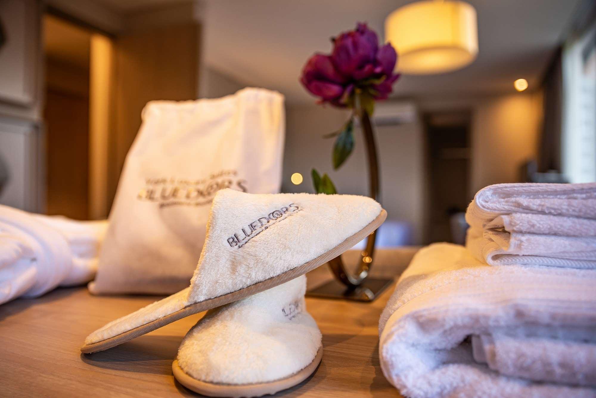 Hotel York Luxury Suites Medellin By Preferred Medellín Exterior foto A pair of hotel slippers