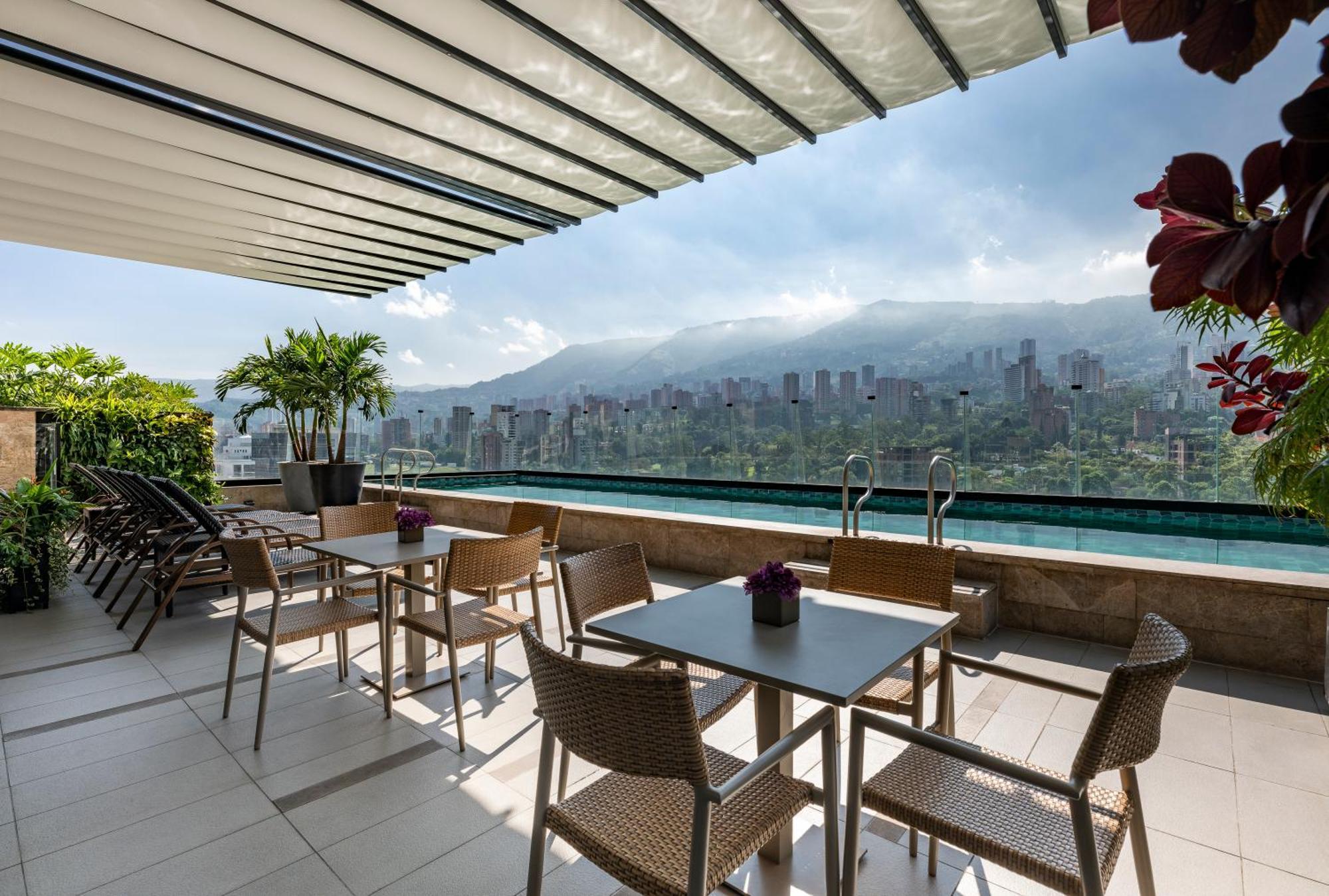 Hotel York Luxury Suites Medellin By Preferred Medellín Exterior foto The rooftop pool at the hotel