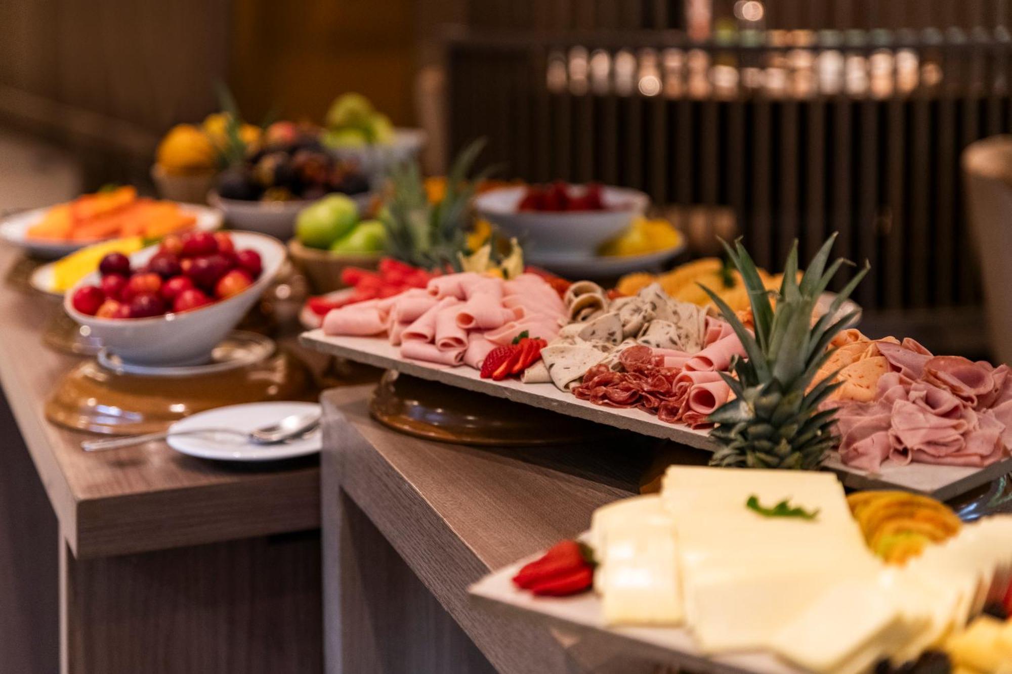 Hotel York Luxury Suites Medellin By Preferred Medellín Exterior foto A buffet at a hotel