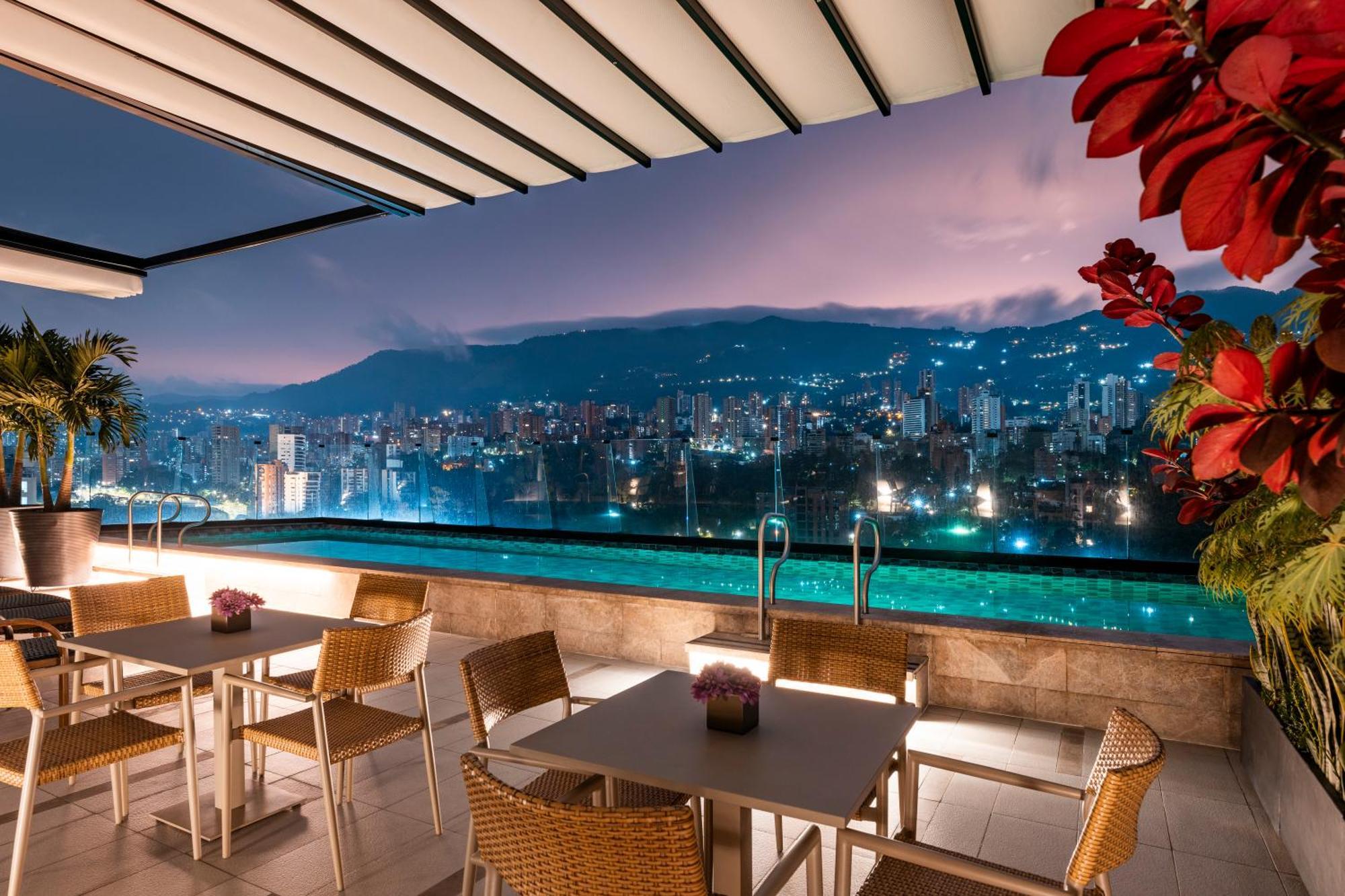 Hotel York Luxury Suites Medellin By Preferred Medellín Exterior foto The rooftop pool at the hotel
