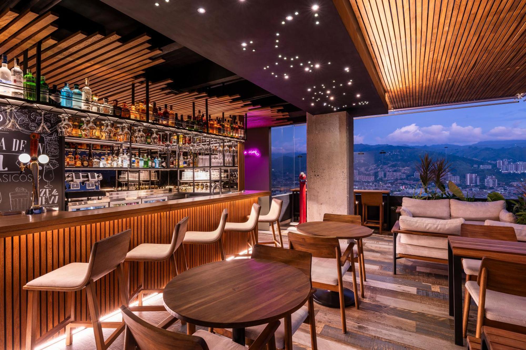 Hotel York Luxury Suites Medellin By Preferred Medellín Exterior foto The bar at the 360° Sky Lounge
