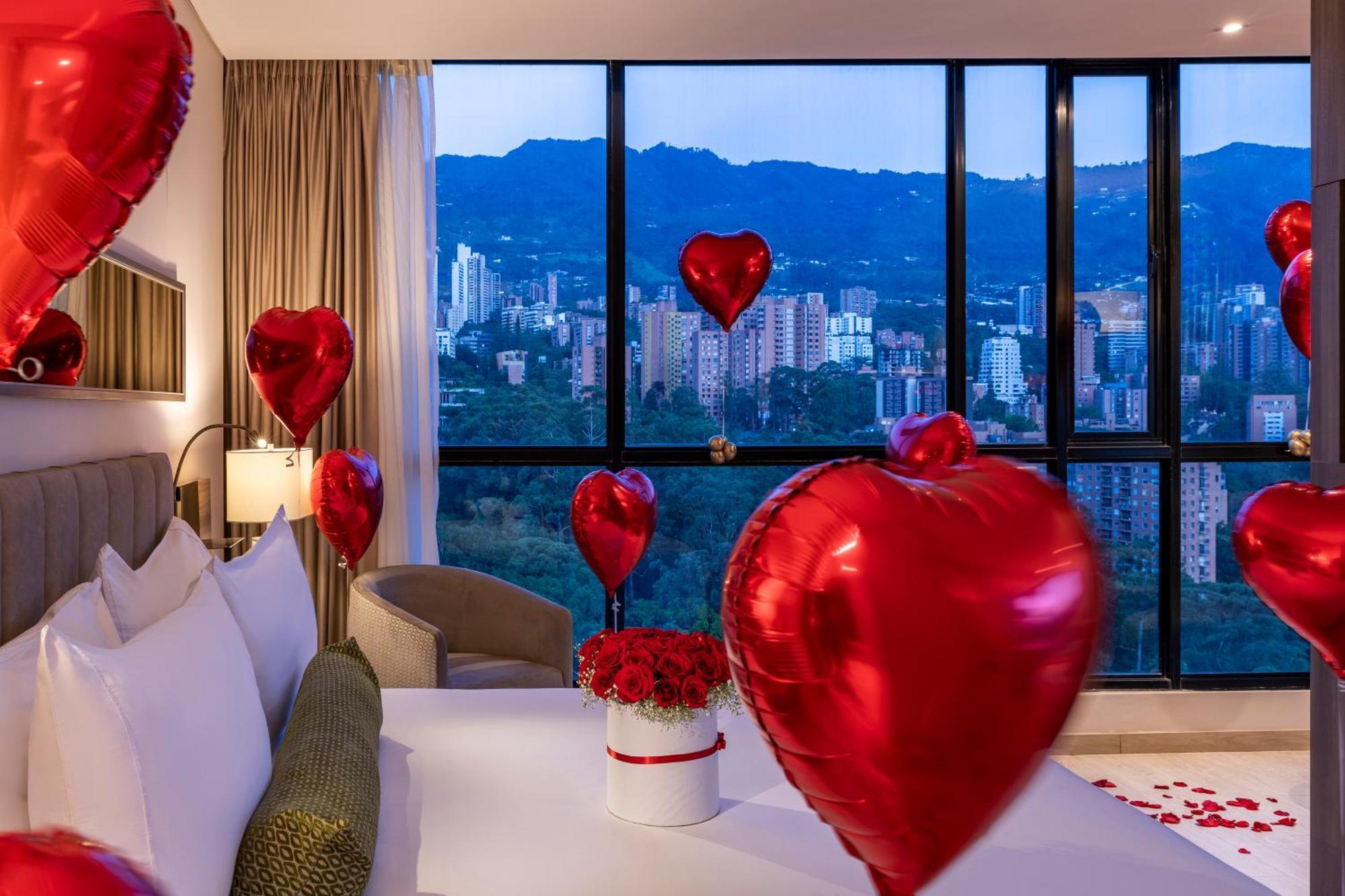 Hotel York Luxury Suites Medellin By Preferred Medellín Exterior foto A bedroom decorated for Valentine's Day
