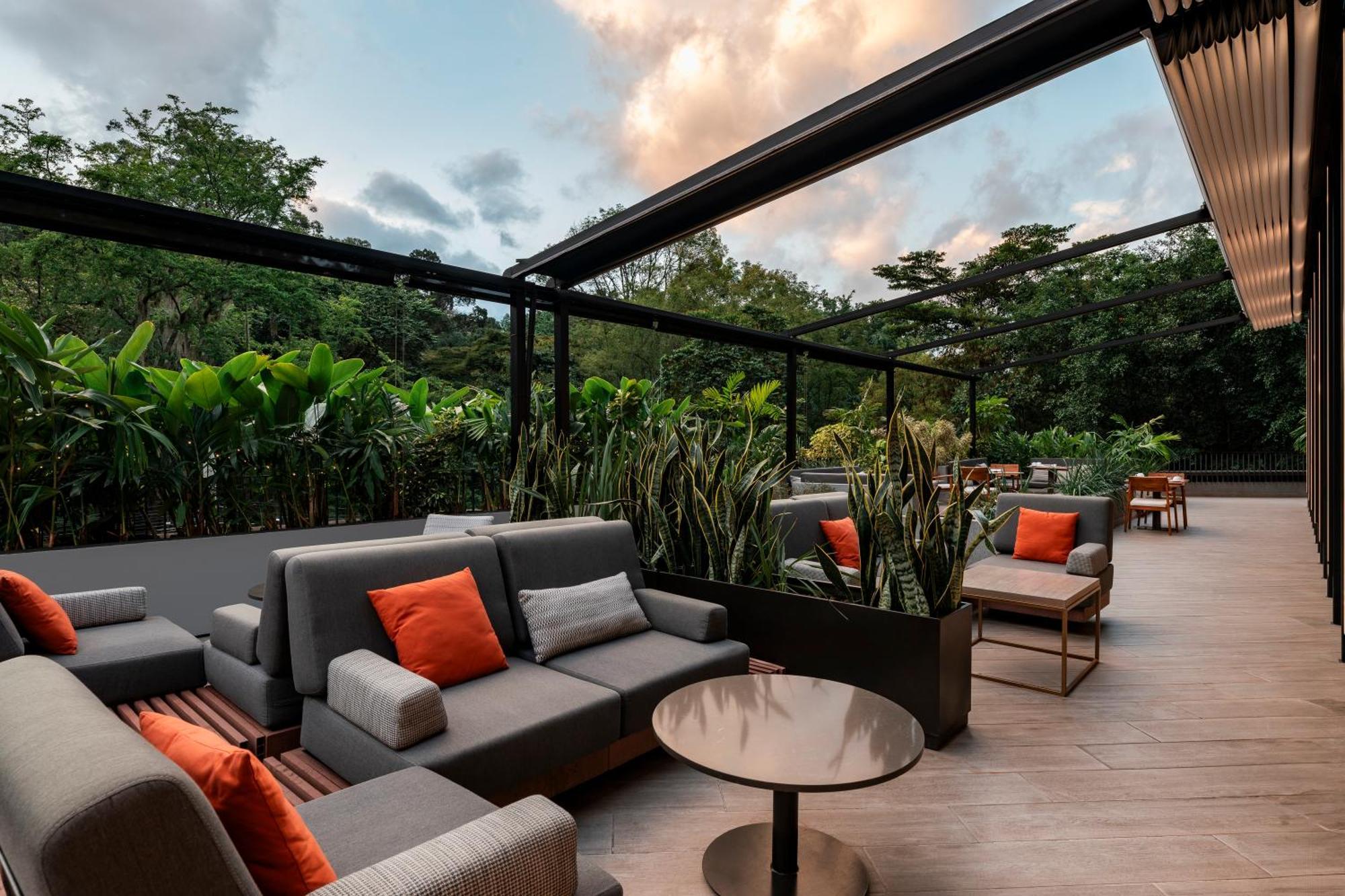 Hotel York Luxury Suites Medellin By Preferred Medellín Exterior foto The rooftop lounge at the hotel