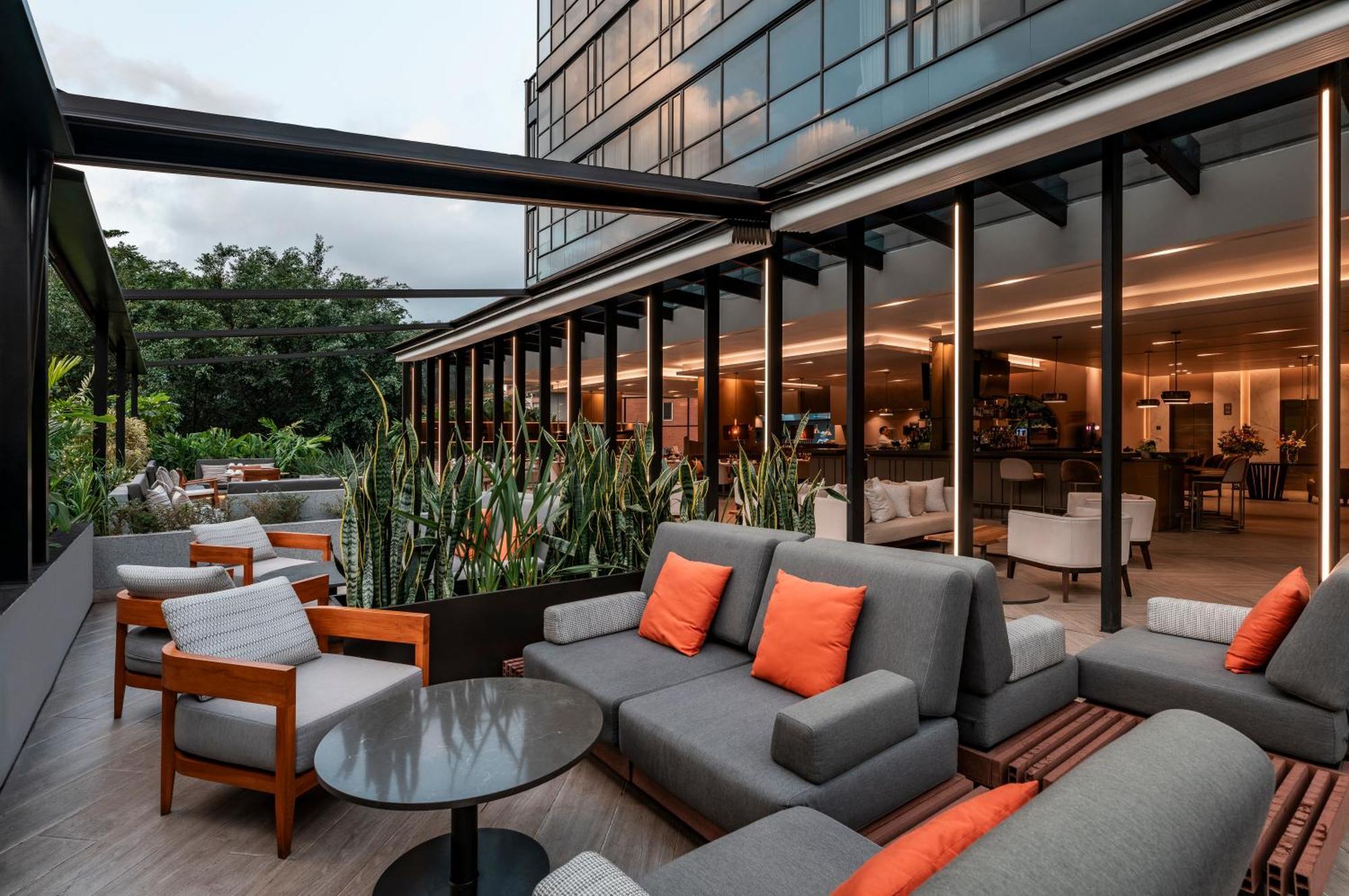 Hotel York Luxury Suites Medellin By Preferred Medellín Exterior foto The hotel's rooftop lounge