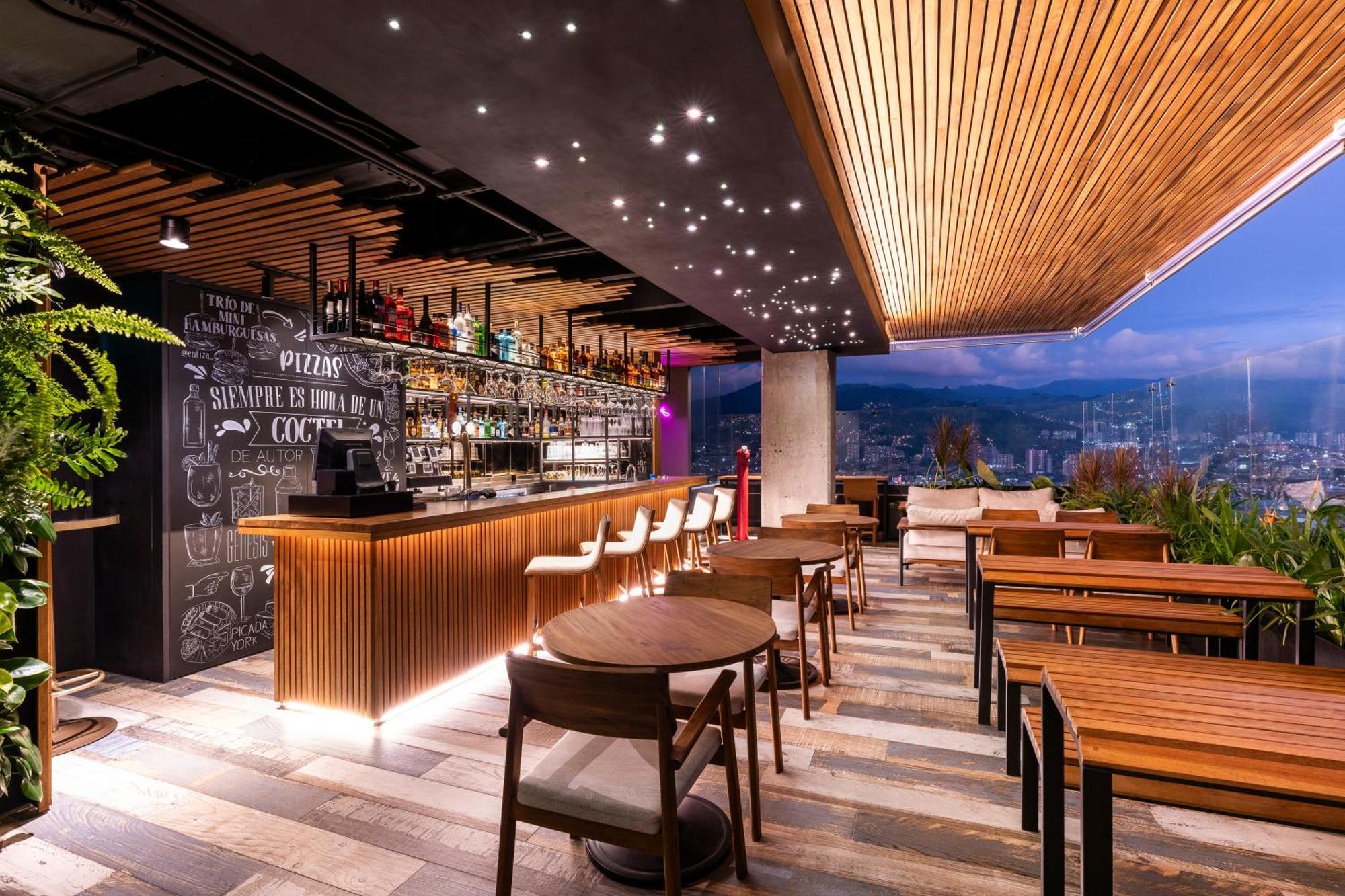 Hotel York Luxury Suites Medellin By Preferred Medellín Exterior foto The Peak Lounge