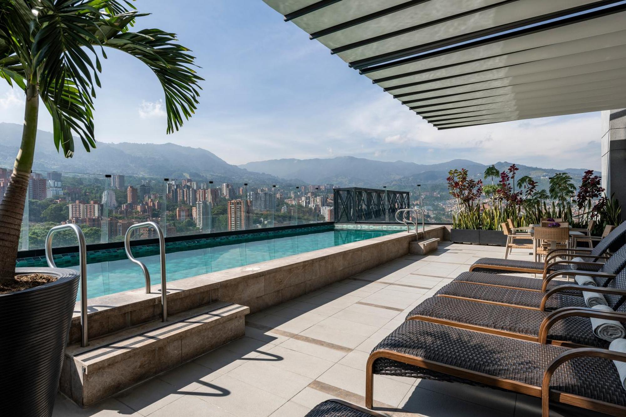 Hotel York Luxury Suites Medellin By Preferred Medellín Exterior foto Rooftop pool