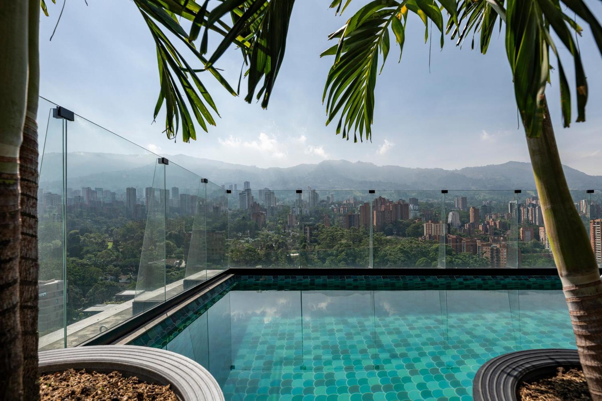 Hotel York Luxury Suites Medellin By Preferred Medellín Exterior foto View from the rooftop pool