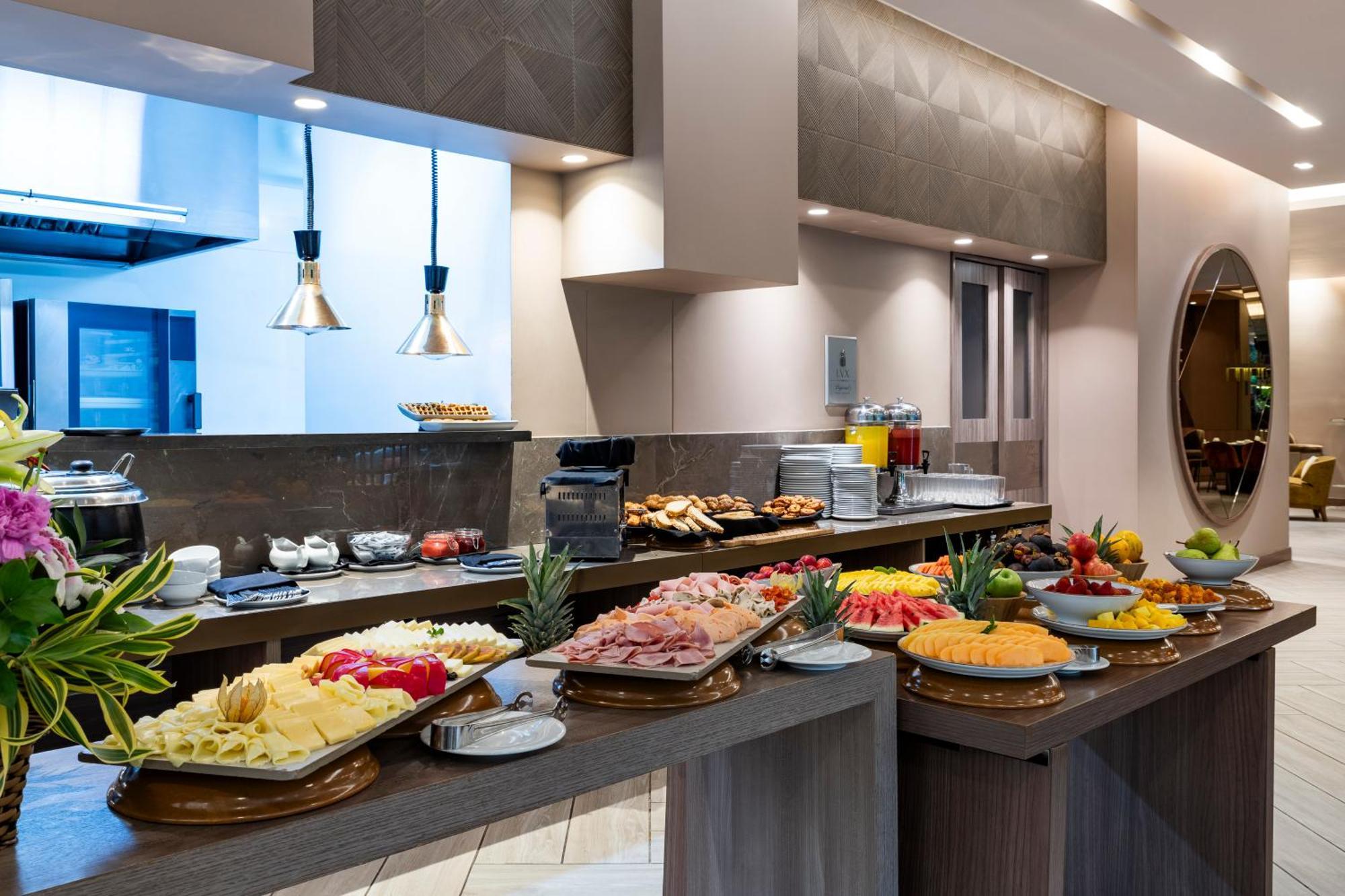 Hotel York Luxury Suites Medellin By Preferred Medellín Exterior foto A buffet at a hotel