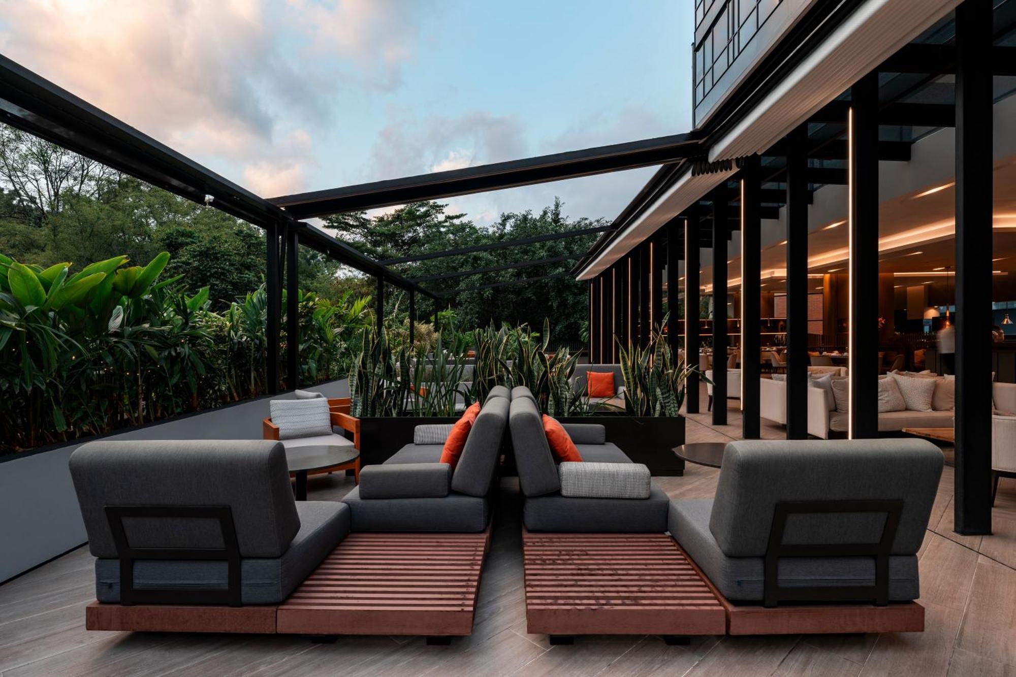Hotel York Luxury Suites Medellin By Preferred Medellín Exterior foto The hotel's rooftop lounge